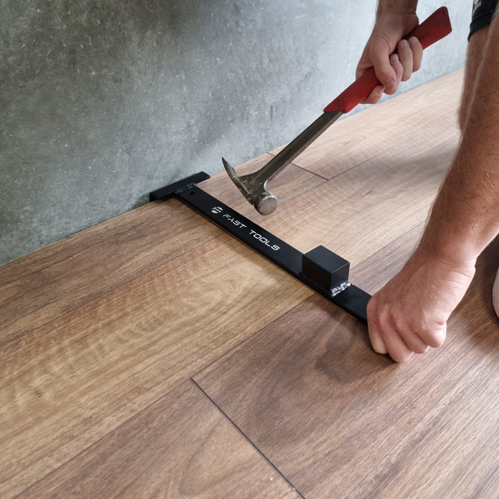 Laminate flooring pull bar tool for tight plank installation